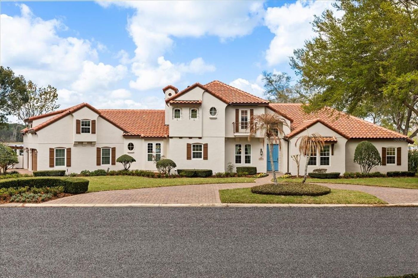 27 Stone Gate North in Longwood
